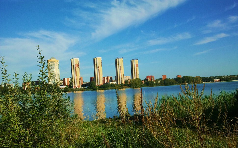У реки