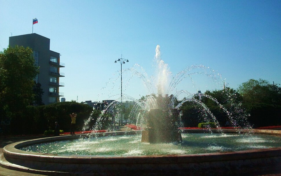 Летом у фонтана