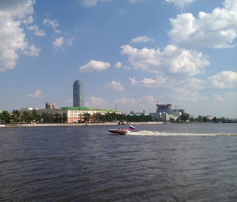 На катере по городскому пруду