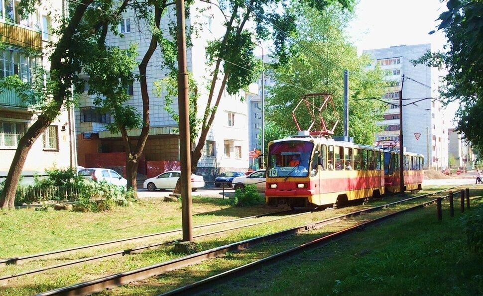 По улочке