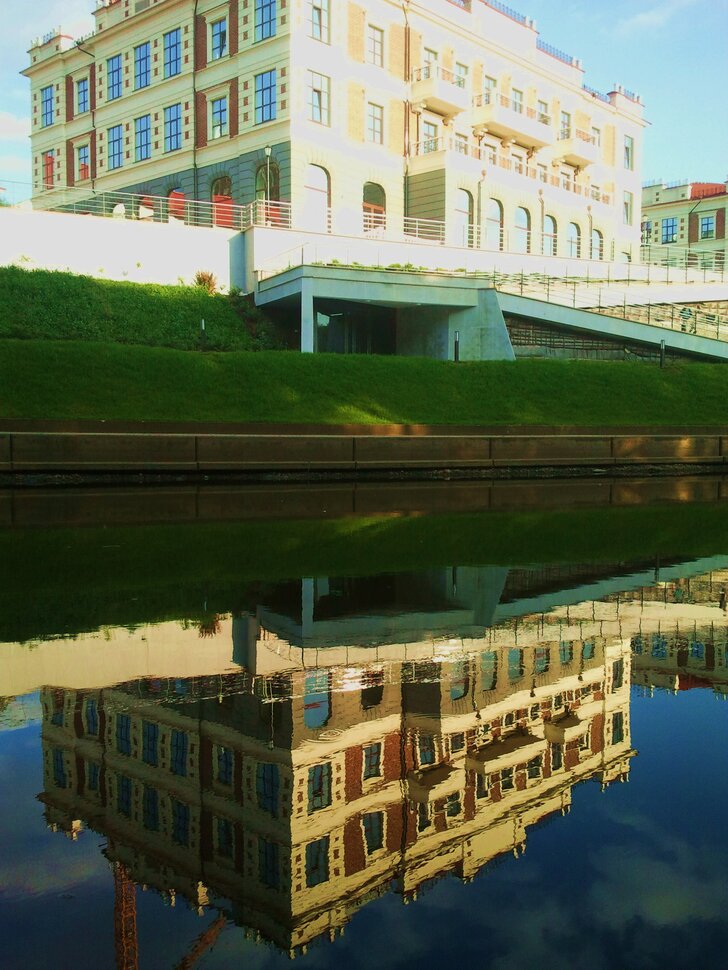 У реки