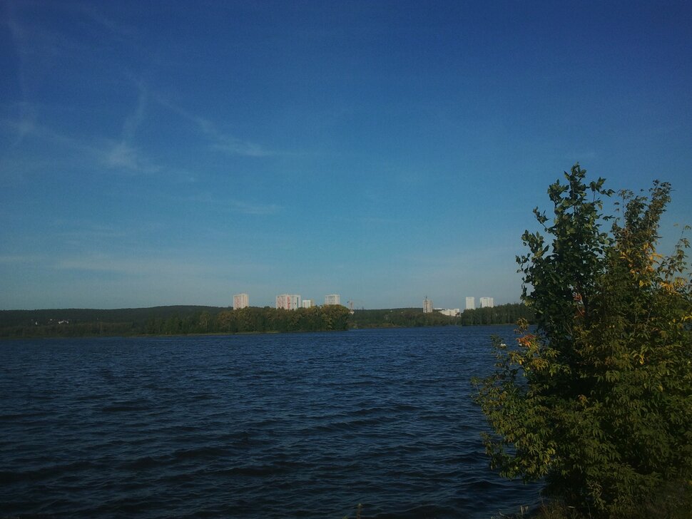 У реки