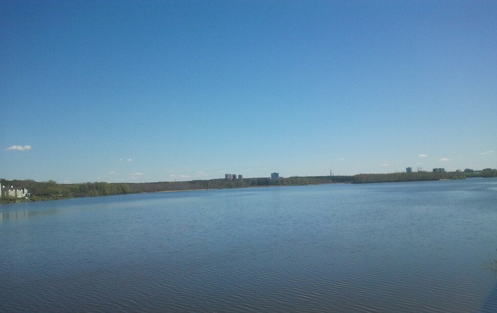 У реки