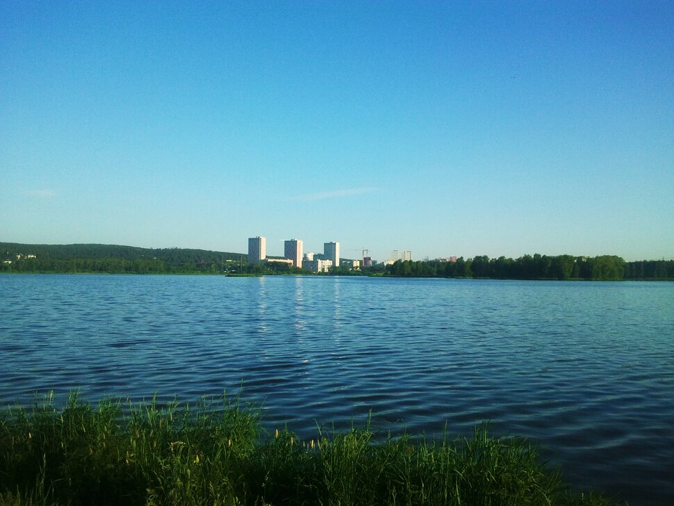 У реки