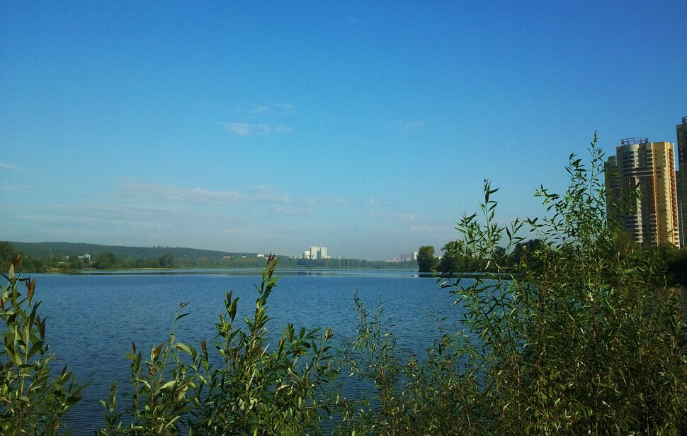 У реки