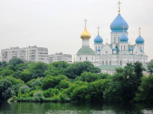 Вид на Божий Храм и дома с реки