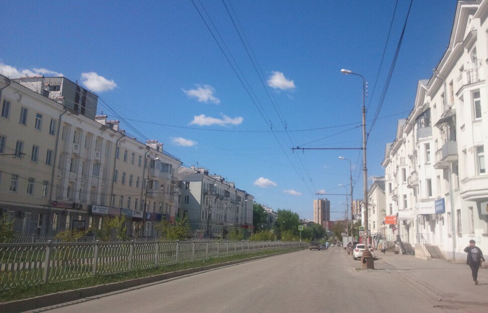 По улочке