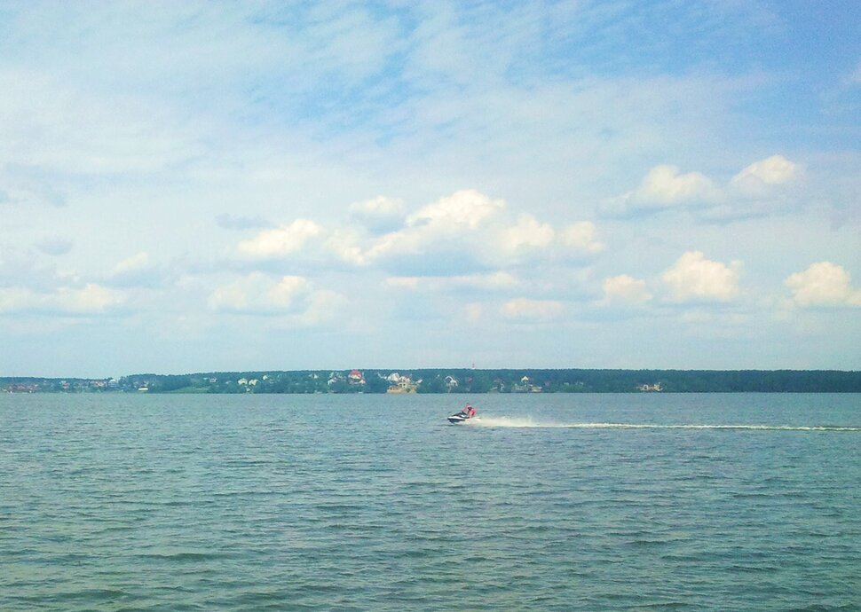 У озера
