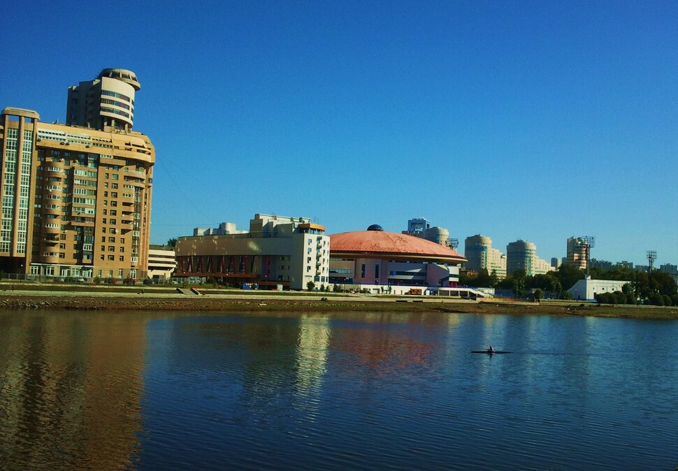 У реки