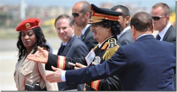 Муаммар Каддафи и его женщины-телохранители
