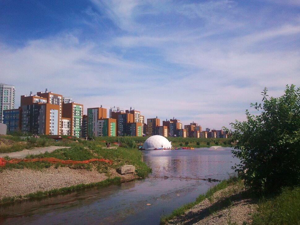 У реки