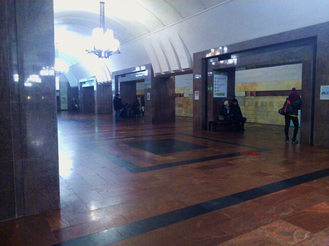 В метро