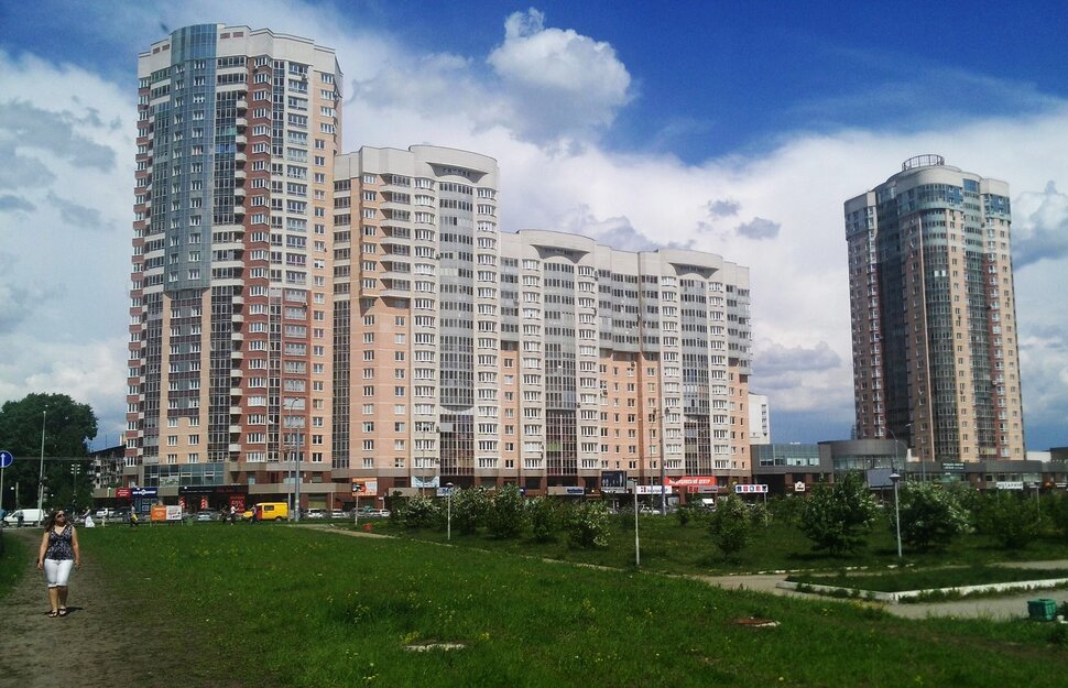 У домика
