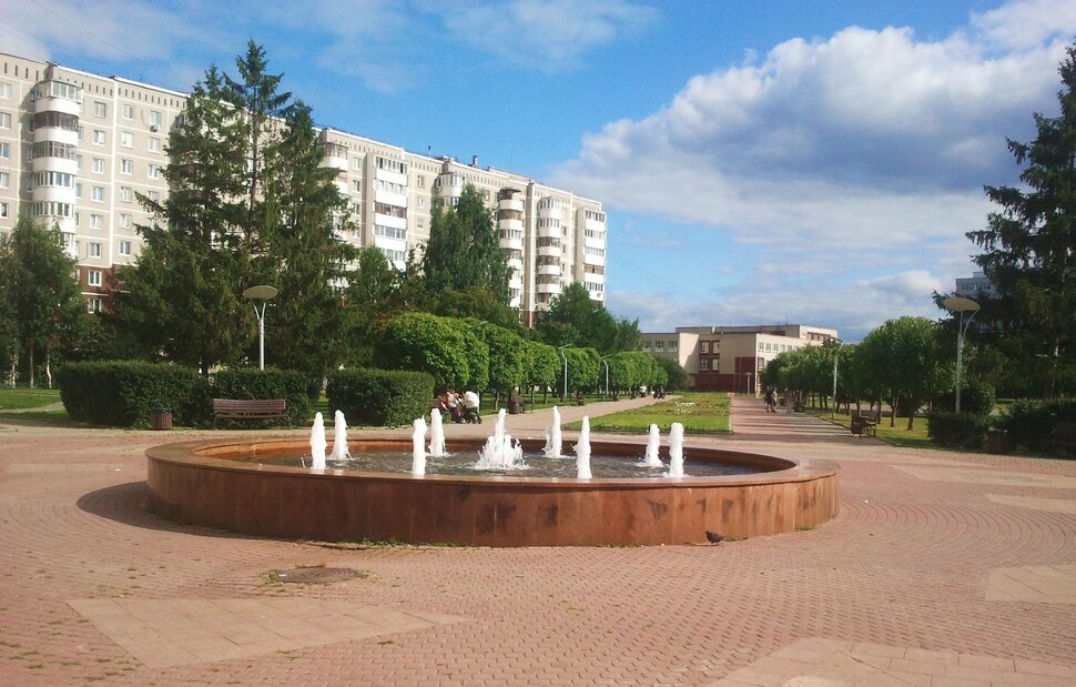 Август
