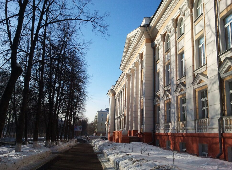 У домика