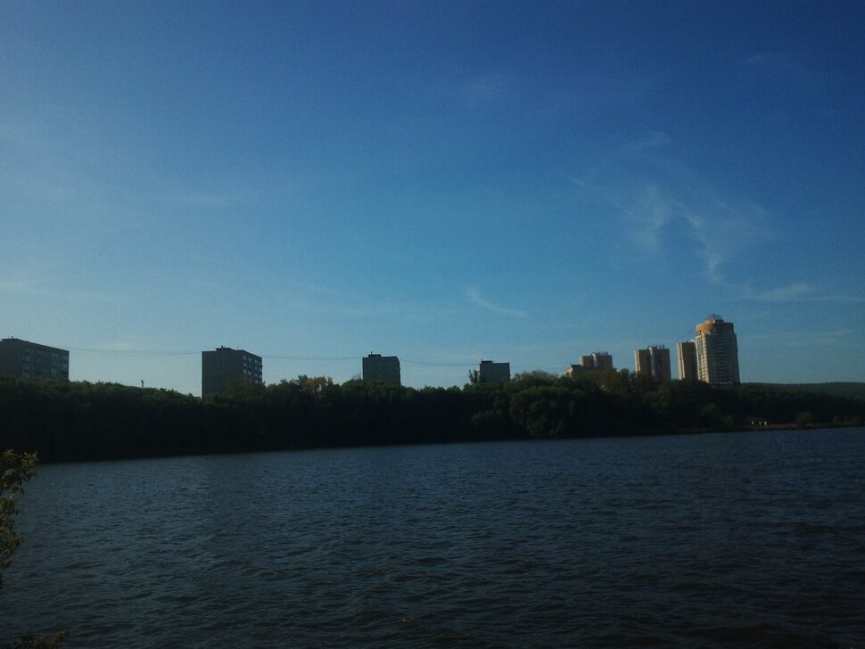 У реки