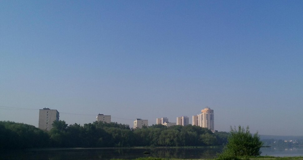 В утренней дымке у водной глади