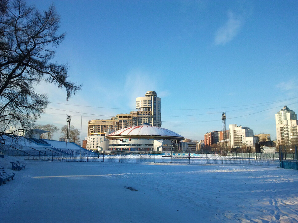 Зимой у стадиона