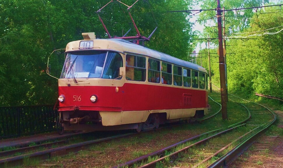 Взбирается медленно в гору