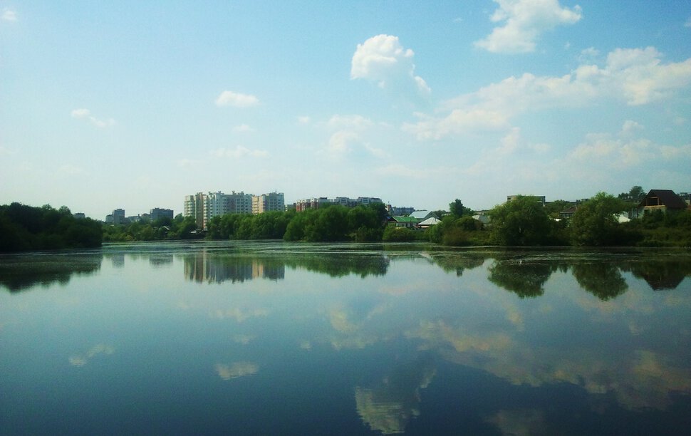 За городом по реке