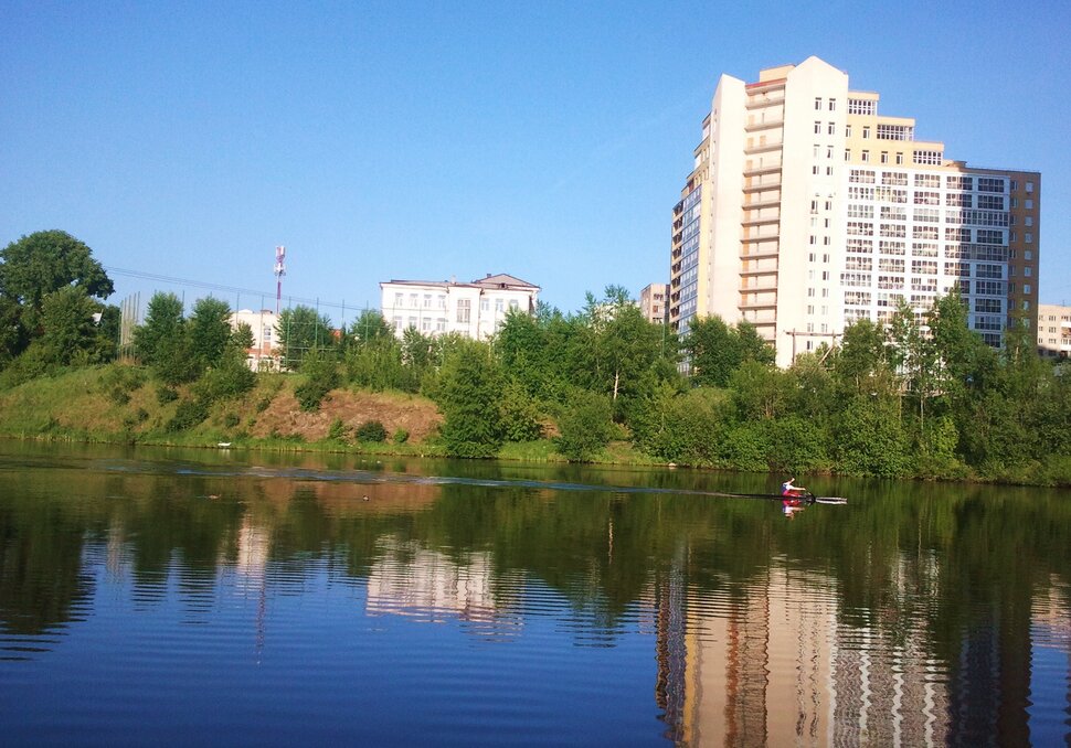 У реки