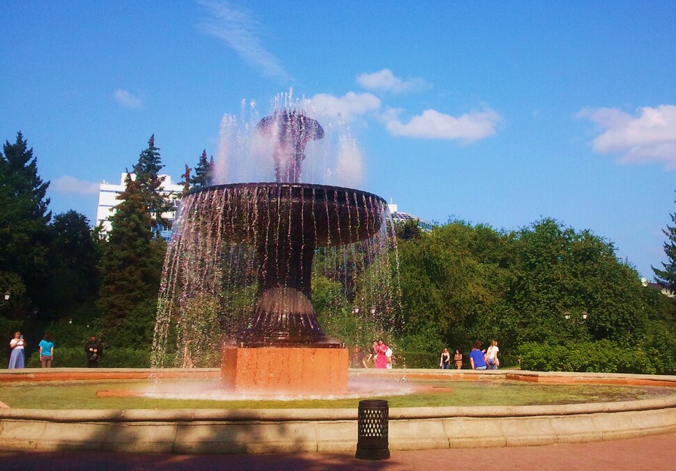 Август