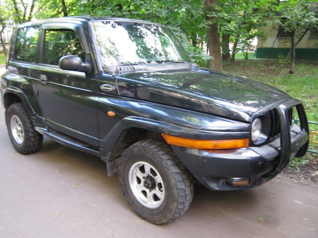 Чёрный джип Korando 230SL