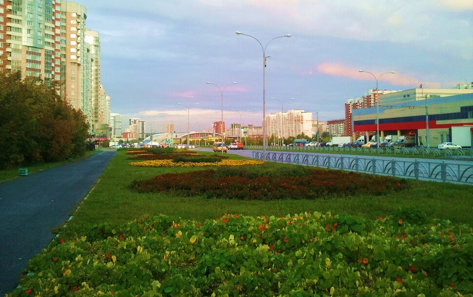 По улочке