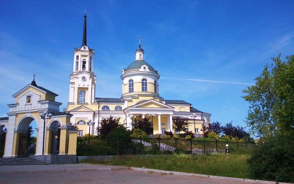 У храма
