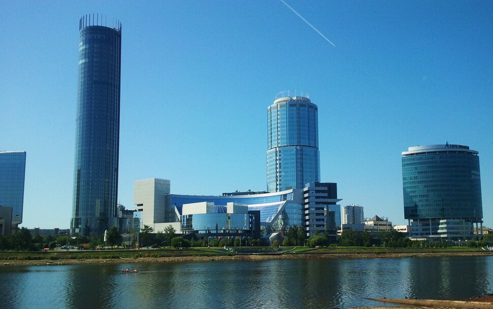 У реки