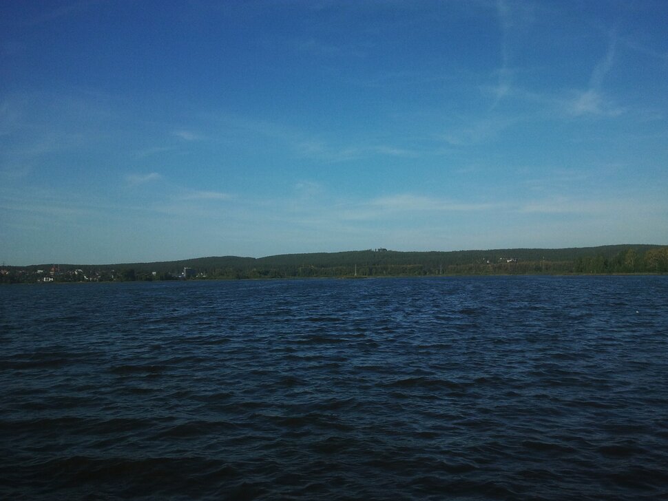 У реки