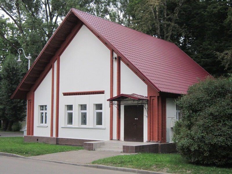 Белый домик с красной крышей