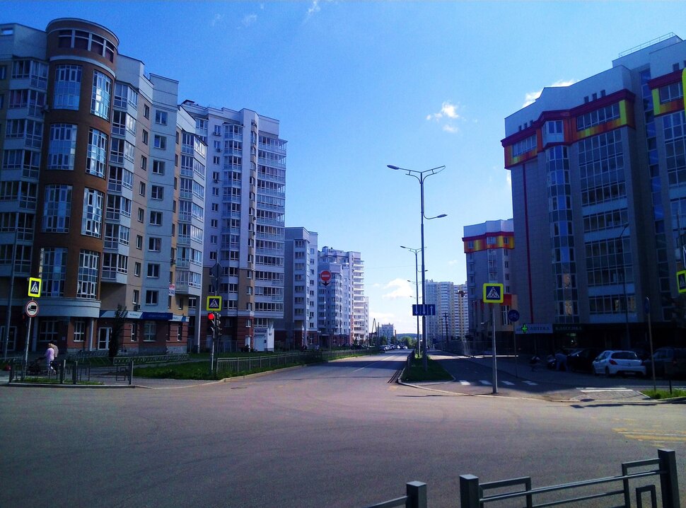 По улочке
