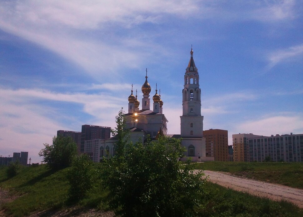 У храма