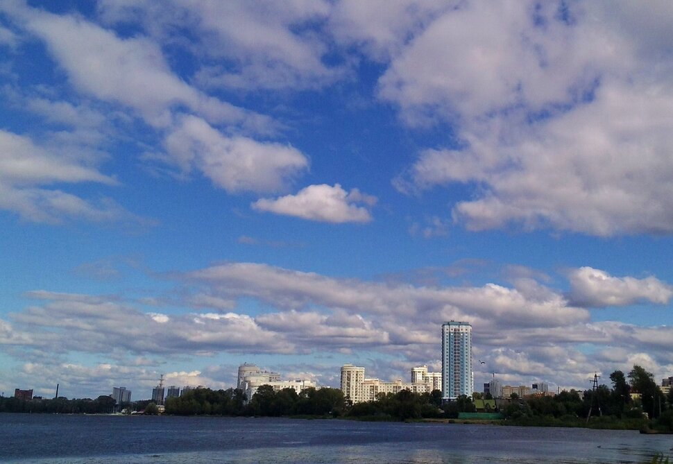 У реки
