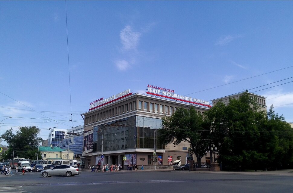 По проспекту