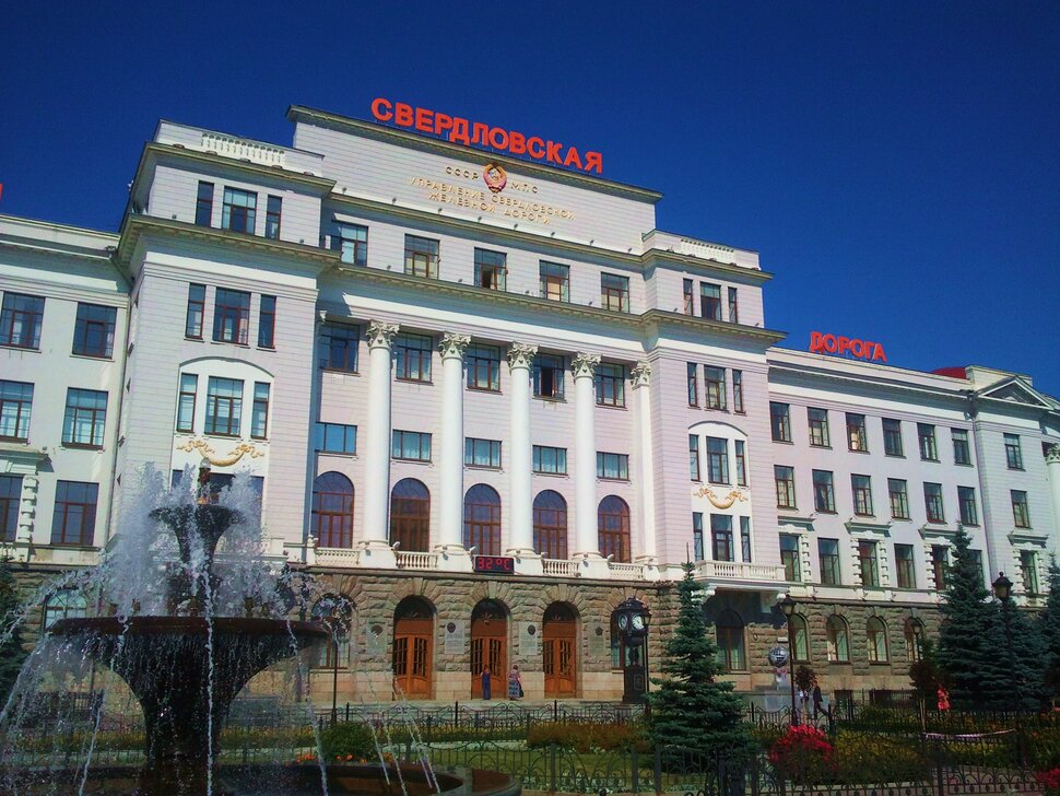 У домика с фонтаном