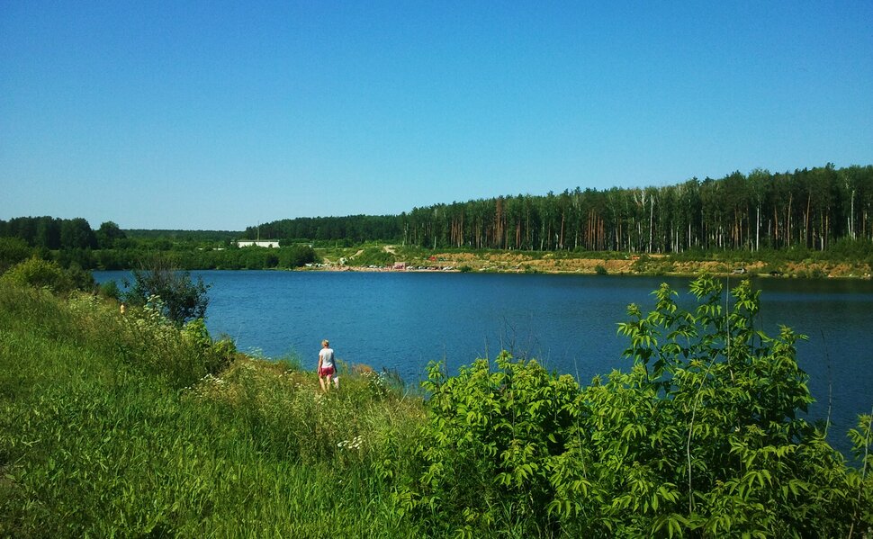 У озера