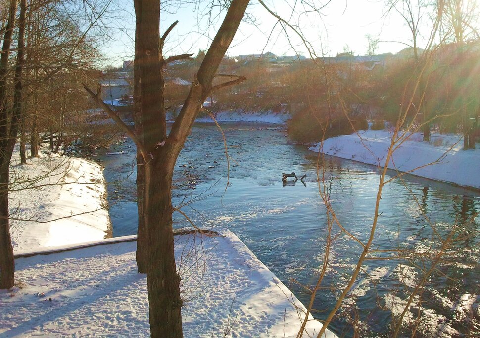 У реки