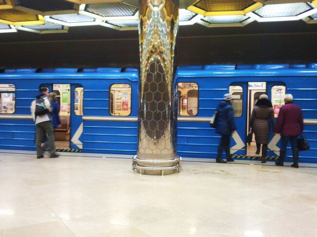 В метро