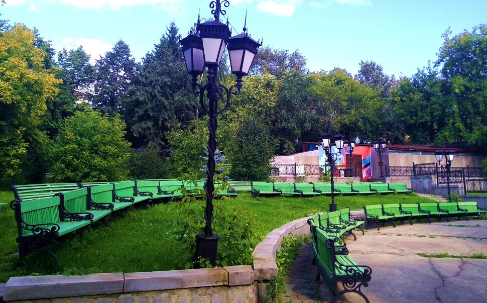 В театре