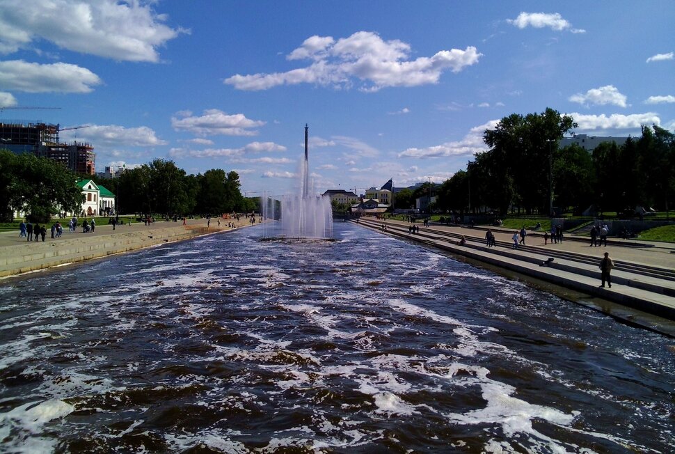 У реки