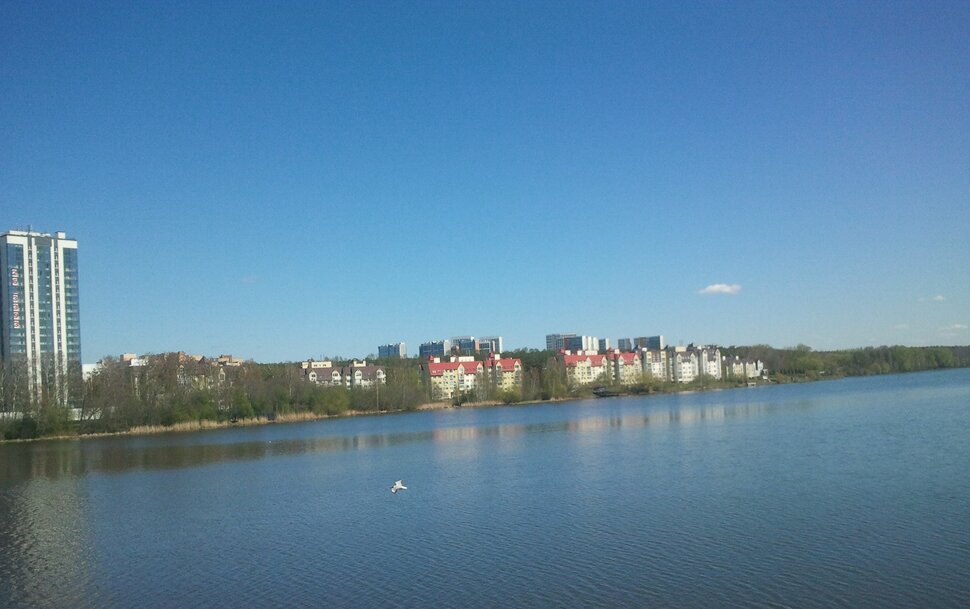 У реки
