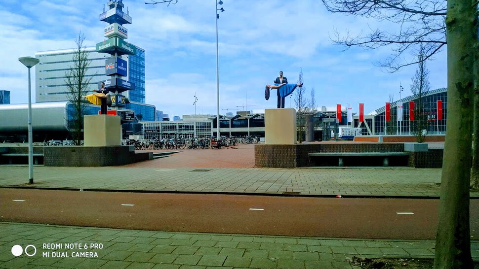 Амстердам. Памятник иллюзионисту Дэвиду Коперфильду