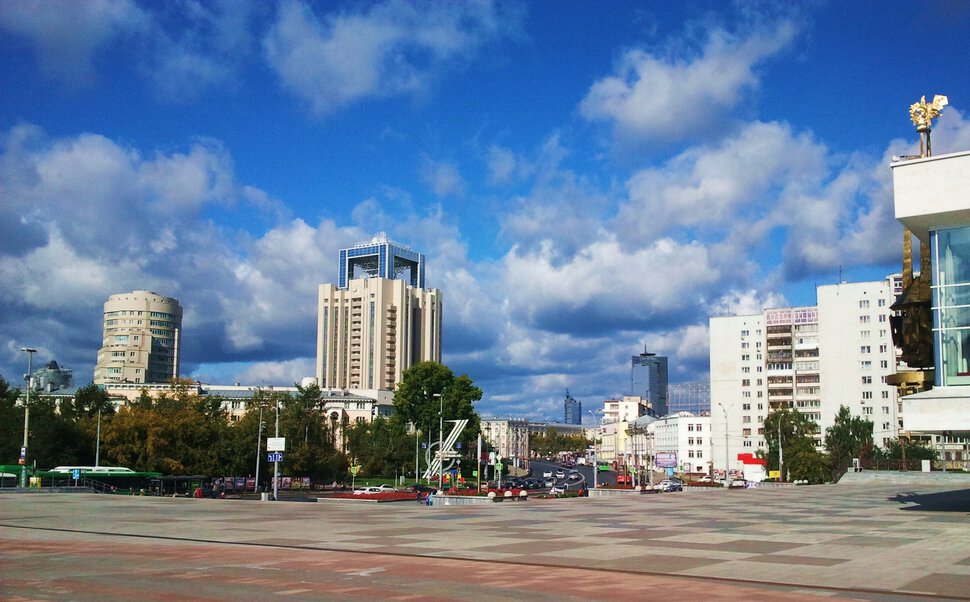 На просторной площади