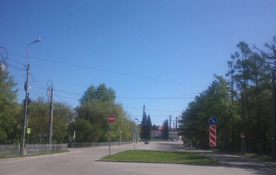 По улочке