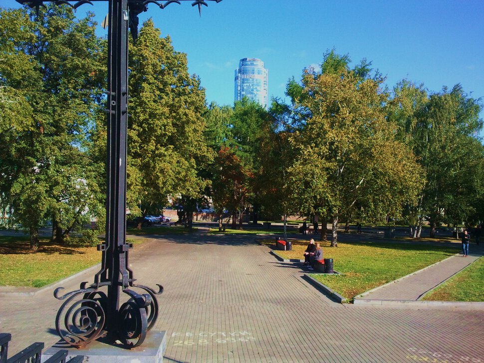 По парку