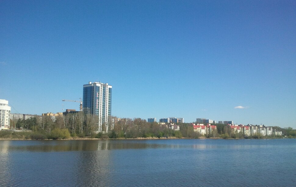 У реки