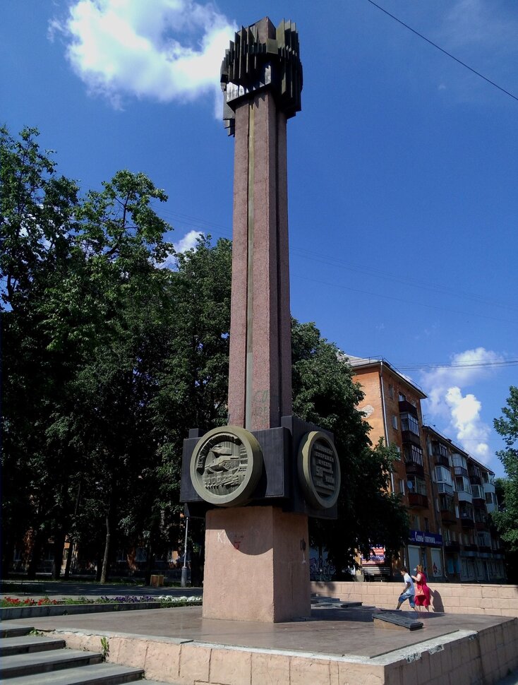 У стелы
