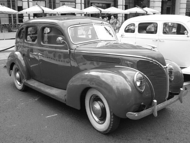 Машина ретро. Ford V8 Fordor Deluxe Sedan